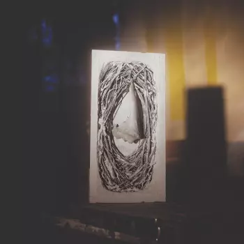 Bégayer: Terrain À Mire. Une Maison Rétive. Contrainte Par Le Toit